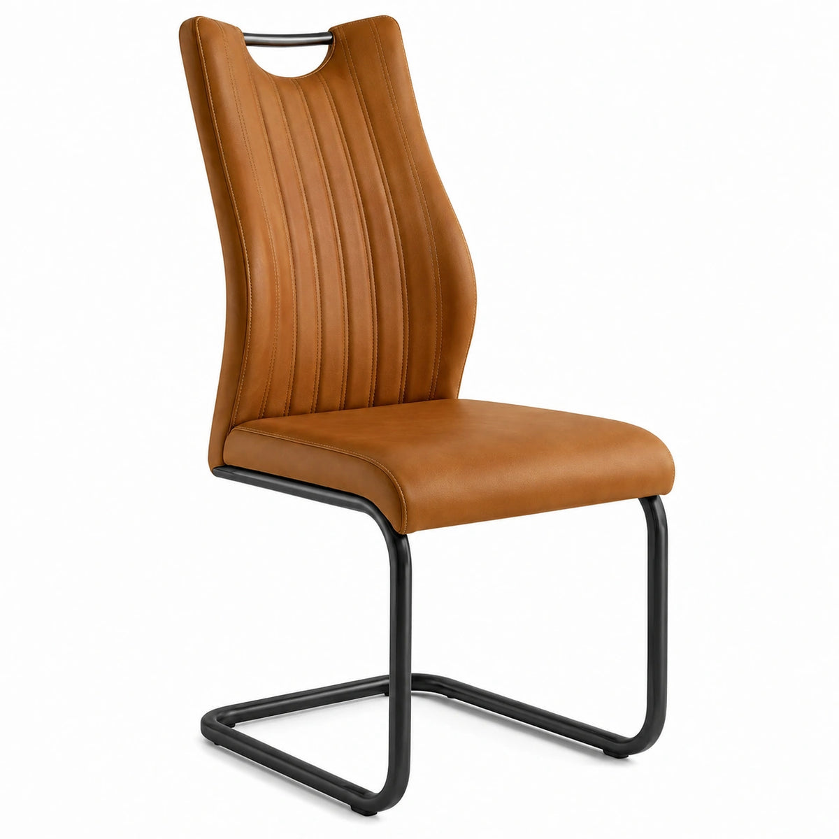 Chaise contemporaine en similicuir camel et métal noir, piètement traîneau, 55 × 60 × 90 cm