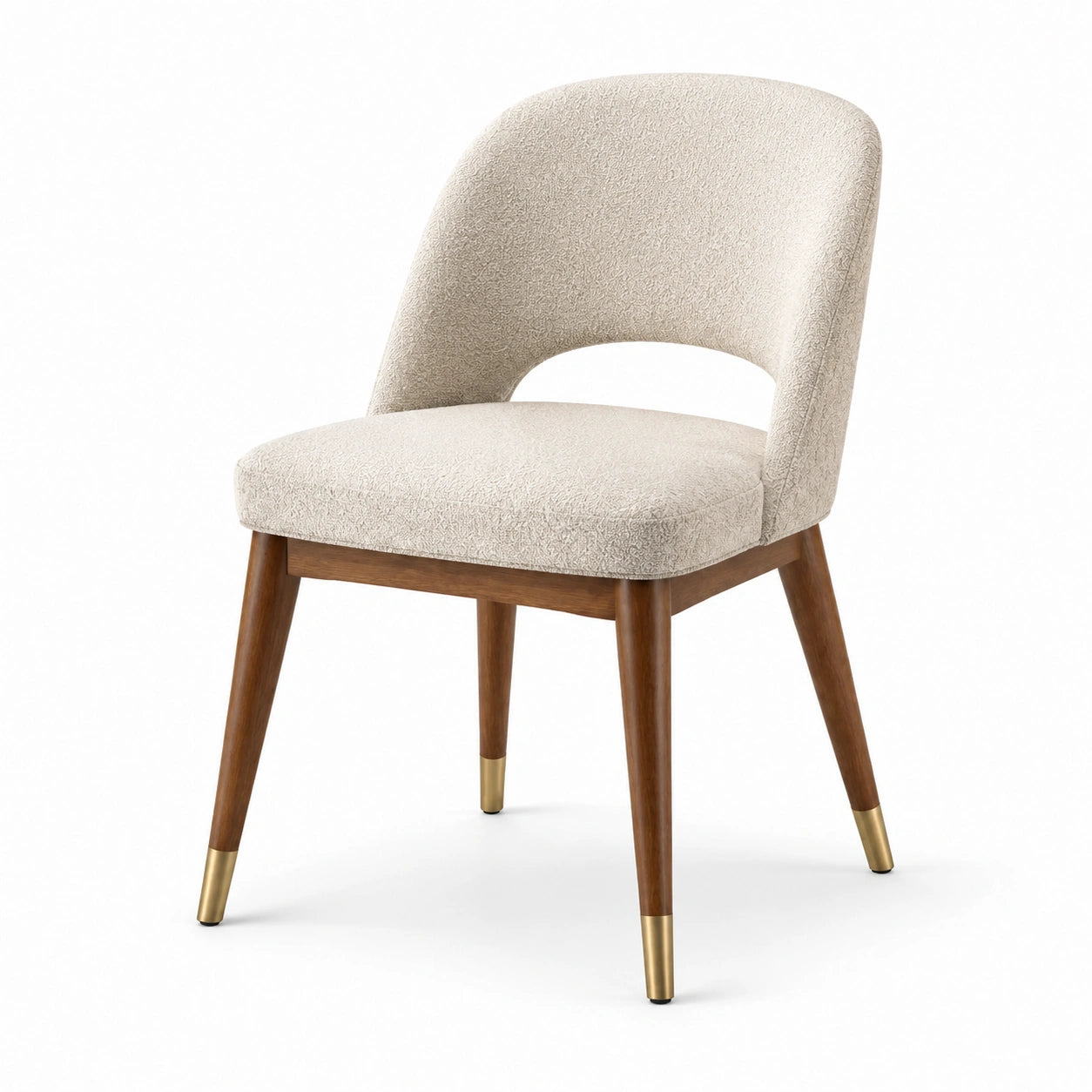 Chaise contemporaine en tissu bouclé beige avec pieds en bois brun et embouts dorés, 56 × 60 × 82 cm